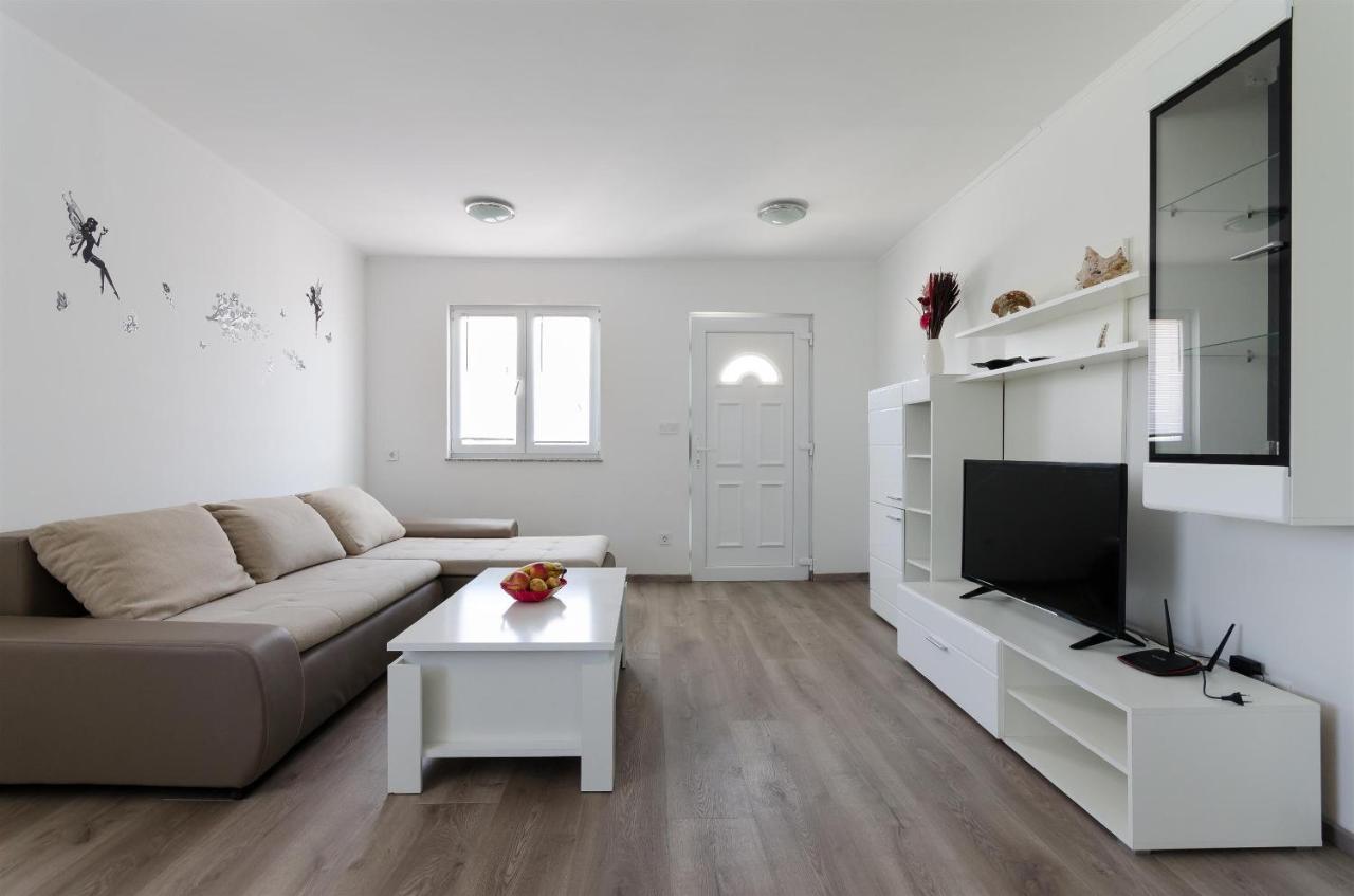 Apartments Ester Lopar Ngoại thất bức ảnh
